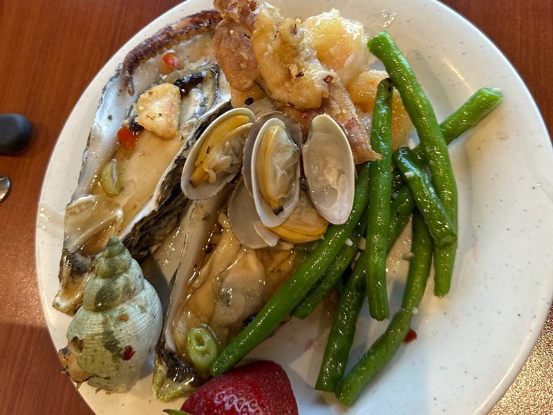 Lone Tree Buffet food