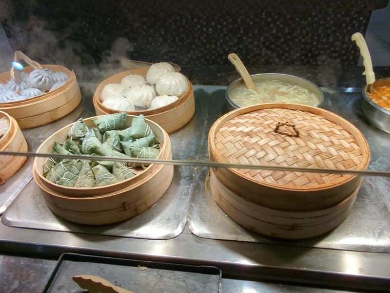 Lone Tree Buffet food